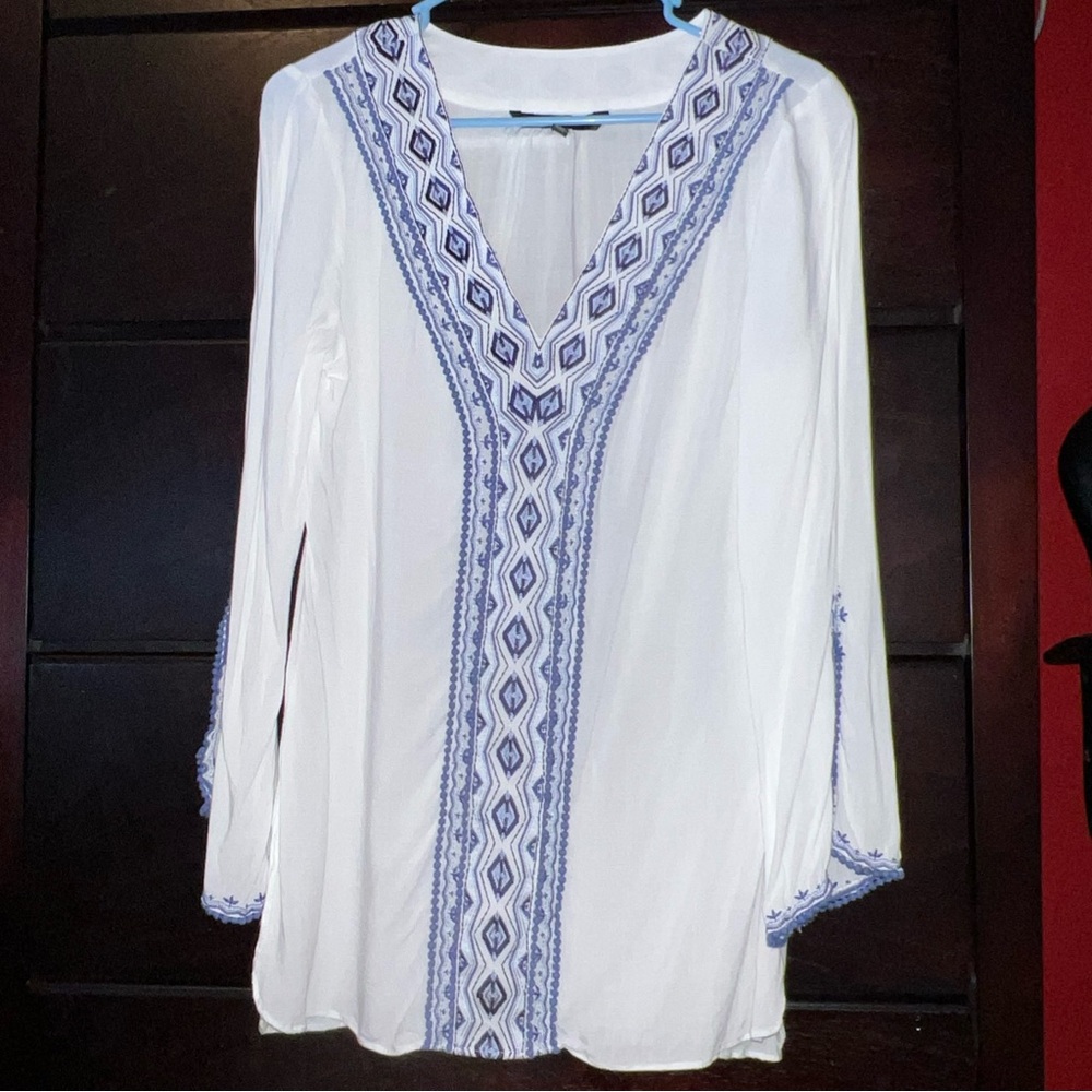 White House Black Market White and Blue Embroidered Blouse